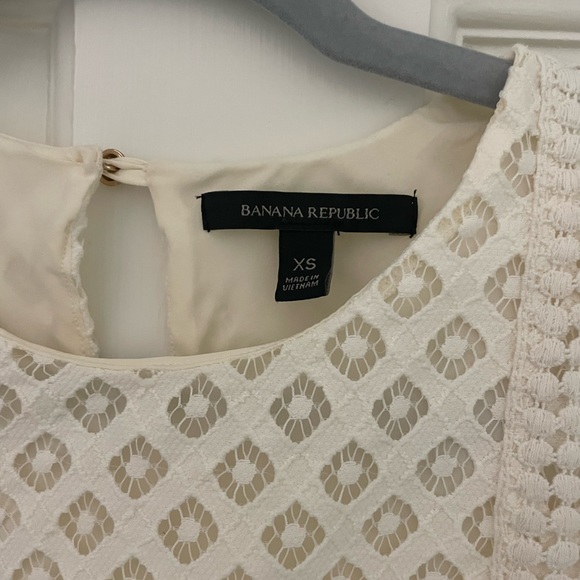 Banana Republic Eyelet Embroidered Ivory White Peplum Front Sleeveless top - Picture 2 of 5